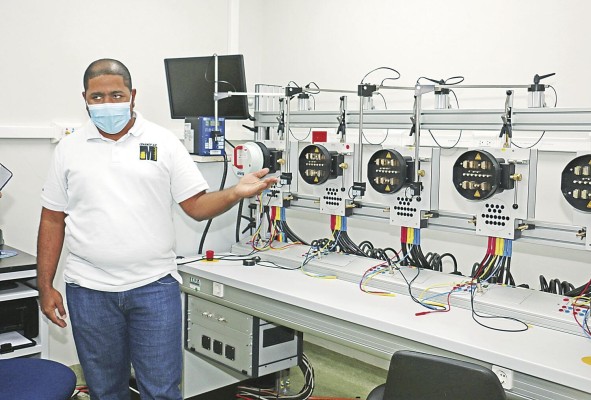 Instalaciones del Laboratorio de Energía y Potencia Instalaciones del Laboratorio de Energía y Potencia