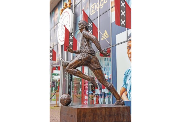 Estatua de Johan Cruyff en la entrada del estadio Ajax, Ámsterdam. Figura sobresaliente del fútbol neerlandés, Cruyff dejó una huella que sigue vigente en el fútbol. Estatua de Johan Cruyff en la entrada del estadio Ajax, Ámsterdam. Figura sobresaliente del fútbol neerlandés, Cruyff dejó una huella que sigue vigente en el fútbol.