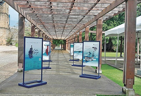 'El Galeón San José Historia de un Naufragio' se compone de 12 paneles colocados al aire libre. 'El Galeón San José Historia de un Naufragio' se compone de 12 paneles colocados al aire libre.