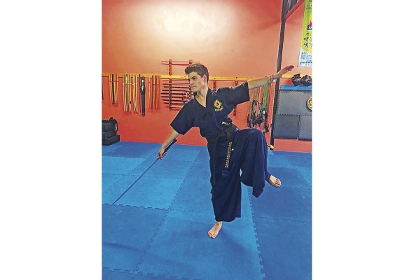 El uniforme que utilizan se llama dobok, lleva un cinturón del color que indica el nivel de preparación que tenga quien lo usa. El uniforme que utilizan se llama dobok, lleva un cinturón del color que indica el nivel de preparación que tenga quien lo usa.