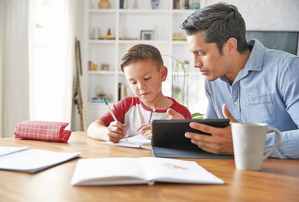 El 'homeschooling' o 'unschooling' ha ganado notoriedad entre grupos de padres de familia desalentados por el sistema escolar obsoleto de algunos países. El 'homeschooling' o 'unschooling' ha ganado notoriedad entre grupos de padres de familia desalentados por el sistema escolar obsoleto de algunos países.