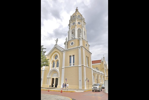 La propuesta artística de Ureña está instalada en la pared derecha de la iglesia San Francisco de Asís. La propuesta artística de Ureña está instalada en la pared derecha de la iglesia San Francisco de Asís.