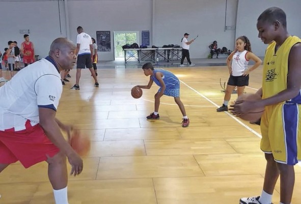 Duncan le enseña a uno de los estudiantes el secreto de dominar el balón ('dribling'), mientras lo va picando y avanzando. Duncan le enseña a uno de los estudiantes el secreto de dominar el balón ('dribling'), mientras lo va picando y avanzando.