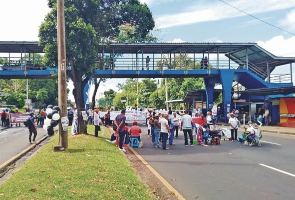 Afectados por el dietilenglicol y simpatizantes se manifiestan en la vía Transístmica. Afectados por el dietilenglicol y simpatizantes se manifiestan en la vía Transístmica.