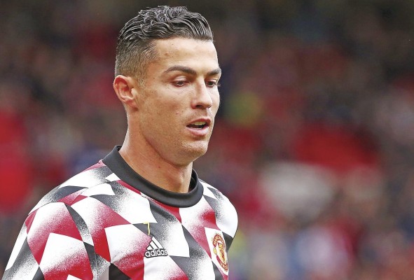El máximo goleador de la historia del fútbol, Cristiano Ronaldo, con la camiseta del Manchester United, su actual equipo. El máximo goleador de la historia del fútbol, Cristiano Ronaldo, con la camiseta del Manchester United, su actual equipo.
