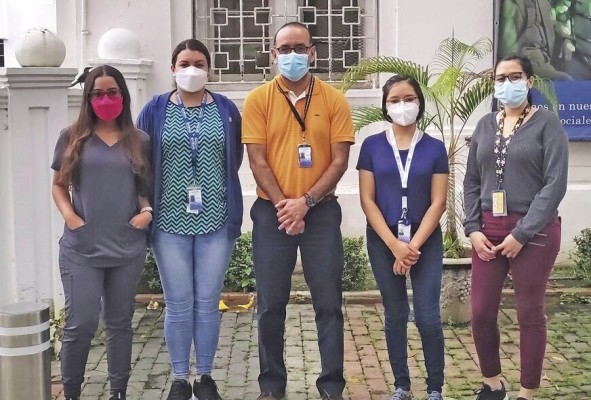 Las estudiantes de maestría Madelaine Sugasti y Dalkiria Campos, el Dr. José González Santamaría, y las tesistas de licenciatura Patricia Valdés y Paola Galán integran el Grupo de Biología Celular y Molecular de Arbovirus del Icges. Las estudiantes de maestría Madelaine Sugasti y Dalkiria Campos, el Dr. José González Santamaría, y las tesistas de licenciatura Patricia Valdés y Paola Galán integran el Grupo de Biología Celular y Molecular de Arbovirus del Icges.