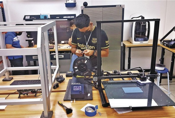 Estudiantes trabajan en el laboratorio de fabricación digital, robótica y rehabilitación. Estudiantes trabajan en el laboratorio de fabricación digital, robótica y rehabilitación.