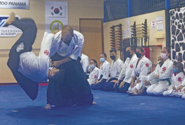 Sensei Gabriel Vega durante una demostración. Sensei Gabriel Vega durante una demostración.