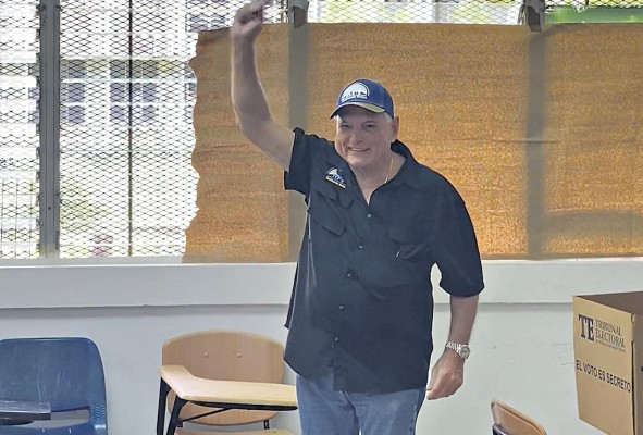 Martinelii emitió su voto en el Colegio Richard Newman. Martinelii emitió su voto en el Colegio Richard Newman.