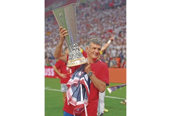 José Luis Mendilibar Etxebarria (14/03/1961. Zaldívar, España) en el momento más dulce de su carrera, alzando el trofeo de la Europa League. José Luis Mendilibar Etxebarria (14/03/1961. Zaldívar, España) en el momento más dulce de su carrera, alzando el trofeo de la Europa League.