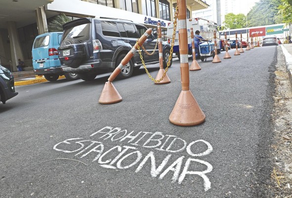 Muchos conductores se ven obligados a estacionarse en zonas prohibidas. Muchos conductores se ven obligados a estacionarse en zonas prohibidas.