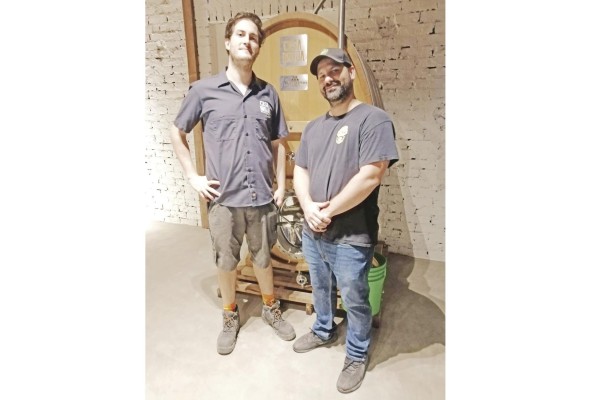 Stefano Marín y Jonathan Pragnell, en la nueva sala de barricas de Casa Bruja Stefano Marín y Jonathan Pragnell, en la nueva sala de barricas de Casa Bruja