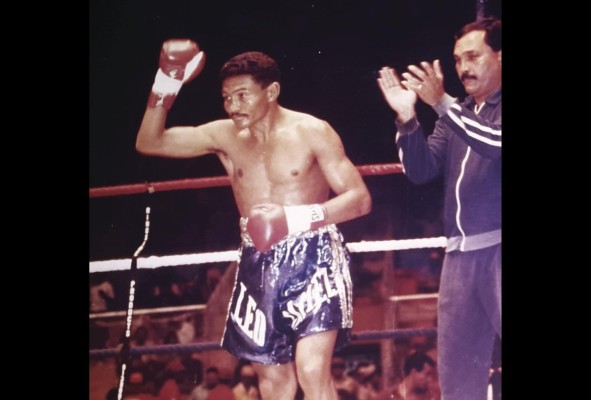 El venezolano Leo Gámez está en la historia como uno de los poseedores de cuatro títulos mundiales. El venezolano Leo Gámez está en la historia como uno de los poseedores de cuatro títulos mundiales.