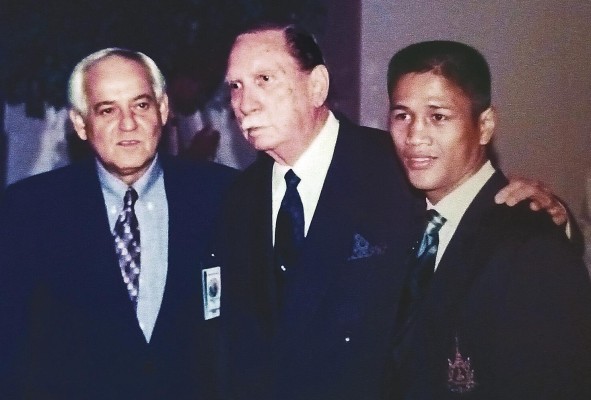 Córdova (centro) con el entonces presidente de la AMB, Gilberto Mendoza, y el exmonarca Saen Sor Ploenchit, en la convención en Tailandia en 1998. Córdova (centro) con el entonces presidente de la AMB, Gilberto Mendoza, y el exmonarca Saen Sor Ploenchit, en la convención en Tailandia en 1998.
