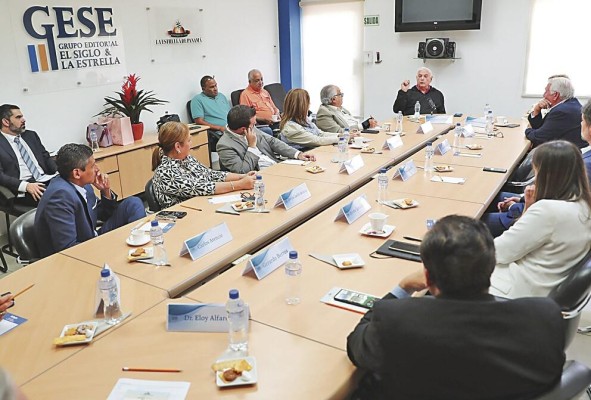 Martinelli sostuvo un encuentro con miembros del Consejo Editorial del Grupo GESE. Martinelli sostuvo un encuentro con miembros del Consejo Editorial del Grupo GESE.
