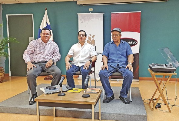 Víctor Vergara, coleccionista de discos; Jorge Luis Escobar, director ejecutivo de la disquera yMario García Hudson, coordinador del Centro Audiovisual de la biblioteca. Víctor Vergara, coleccionista de discos; Jorge Luis Escobar, director ejecutivo de la disquera yMario García Hudson, coordinador del Centro Audiovisual de la biblioteca.