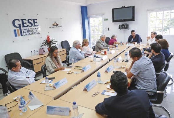 Lombana sostuvo un diálogo con miembros del Consejo Editorial del Grupo GESE. Lombana sostuvo un diálogo con miembros del Consejo Editorial del Grupo GESE.