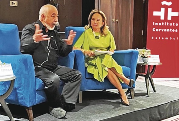 Leonardo Padura y la embajadora de Panamá Mariela Sagel. Leonardo Padura y la embajadora de Panamá Mariela Sagel.