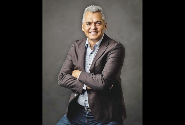 El escritor panameño es autor de diversas obras literarias. El escritor panameño es autor de diversas obras literarias.