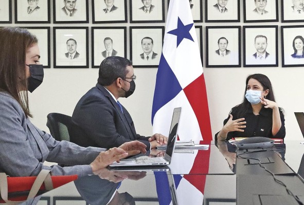 Viceministra Carrizo: 'Los diplomáticos, sean de carrera o de libre remoción, son gente capacitada' Viceministra Carrizo: 'Los diplomáticos, sean de carrera o de libre remoción, son gente capacitada'