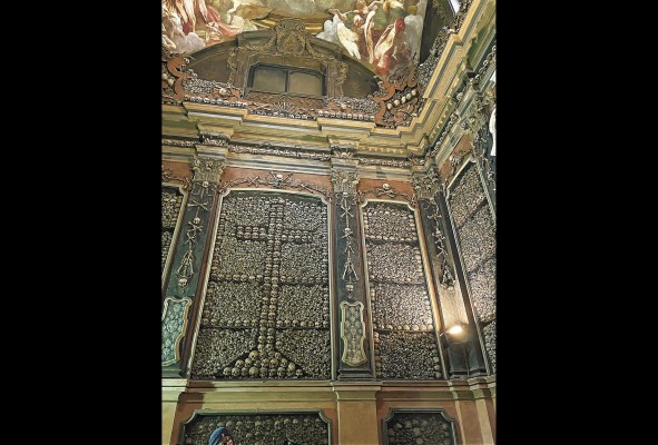 Osario en la iglesia de San Bernardino allá Ossa Osario en la iglesia de San Bernardino allá Ossa