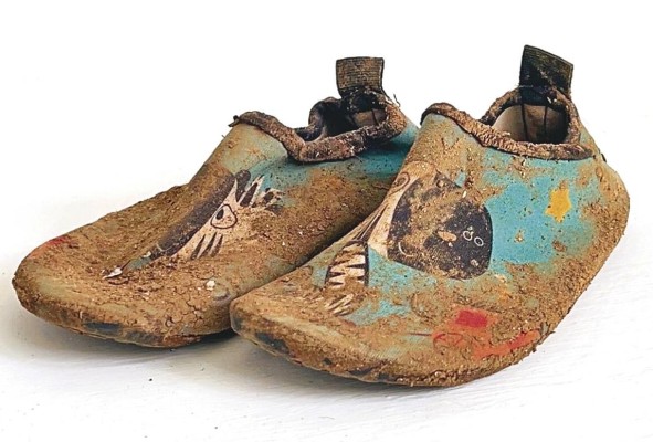 Zapatos de una niña migrante abandonados en Darién Zapatos de una niña migrante abandonados en Darién