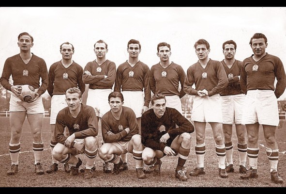El llamado Equipo de Oro dejaba de existir. Desaparecía su extraordinaria expresión futbolística. El llamado Equipo de Oro dejaba de existir. Desaparecía su extraordinaria expresión futbolística.