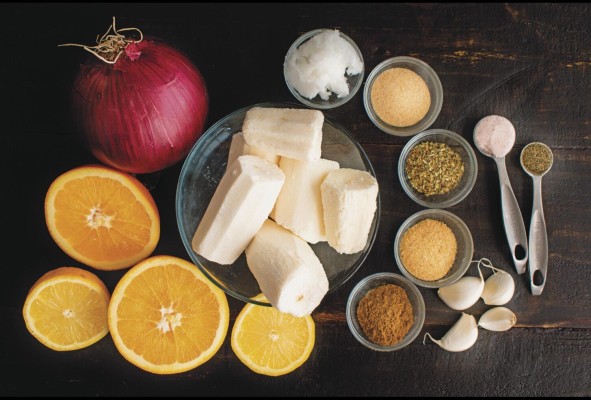 El mojo incluye un cítrico que aportará el ácido, o un toque de vinagre; aceite de oliva, ajo, sal y pimienta y especias como el comino, la paprika y un toque de orégano. El mojo incluye un cítrico que aportará el ácido, o un toque de vinagre; aceite de oliva, ajo, sal y pimienta y especias como el comino, la paprika y un toque de orégano.