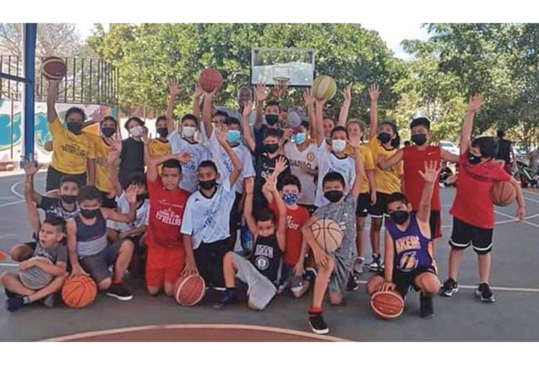 Los niños felices tras una exitosa jornada de trabajo. Los niños felices tras una exitosa jornada de trabajo.