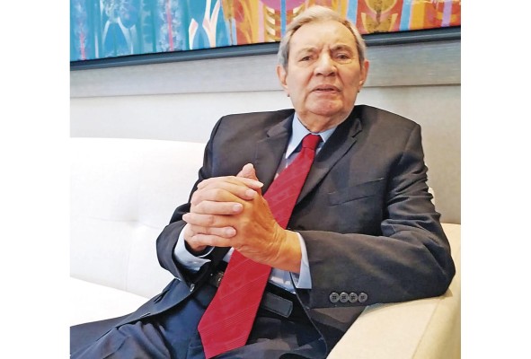 A sus 87 años afirma que aún trabaja, porque hay algunos clientes que no lo quieren soltar, y que él tampoco quiere abandonar. A sus 87 años afirma que aún trabaja, porque hay algunos clientes que no lo quieren soltar, y que él tampoco quiere abandonar.