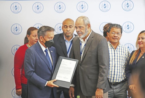 El presidente Laurentino Cortizo fue testigo del emblemático acto. El presidente Laurentino Cortizo fue testigo del emblemático acto.