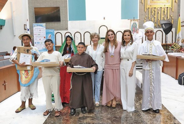 A los estudiantes de cada provincia y zona comarcal que viajaron a la capital para el certamen final, se les agasajó con dos días de actividades educativas y esparcimiento. A los estudiantes de cada provincia y zona comarcal que viajaron a la capital para el certamen final, se les agasajó con dos días de actividades educativas y esparcimiento.