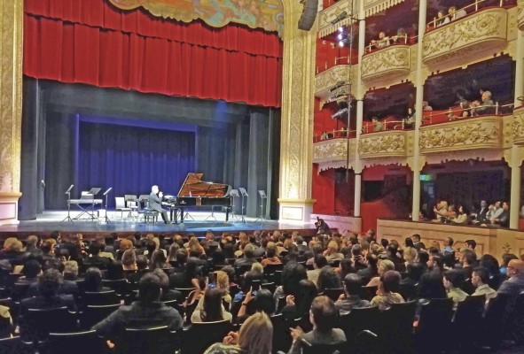 Más de 400 personas asistieron al concierto. Más de 400 personas asistieron al concierto.