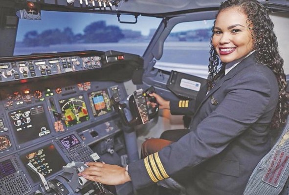 Sarahy Elizondro Piloto. Estudió la carrera de piloto mientras trabajaba como tripulante, lo que representó un reto para ella. Aprovechaba sus días libres para estudiar. Se graduó en la Academia Latinoamericana de Aviación Superior (ALAS) en agosto de 2022. “La clave está en confiar en tu preparación, en que has estudiado y no estamos aquí porque alguien nos lo regaló. Hay que tener mucha disciplina, constancia y responsabilidad”. Sarahy Elizondro Piloto. Estudió la carrera de piloto mientras trabajaba como tripulante, lo que representó un reto para ella. Aprovechaba sus días libres para estudiar. Se graduó en la Academia Latinoamericana de Aviación Superior (ALAS) en agosto de 2022. “La clave está en confiar en tu preparación, en que has estudiado y no estamos aquí porque alguien nos lo regaló. Hay que tener mucha disciplina, constancia y responsabilidad”.