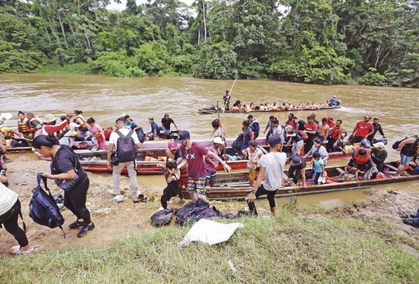 Migrantes son transportados en canoas en el sector de Lajas Blancas en Darién (Panamá). Migrantes son transportados en canoas en el sector de Lajas Blancas en Darién (Panamá).