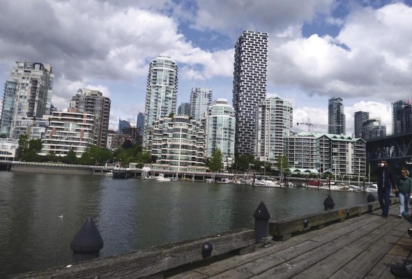 La ciudad está rodeada de mares. La ciudad está rodeada de mares.
