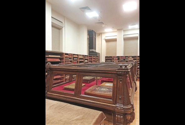 Se exhiben ejemplares del Corán. Se exhiben ejemplares del Corán.