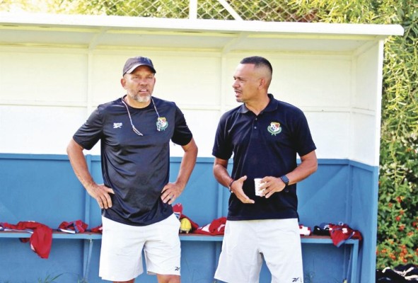 Mike Stump junto a Mario Méndez , su asistente, intercambiando impresiones y conceptos durante los entrenamientos. Mike Stump junto a Mario Méndez , su asistente, intercambiando impresiones y conceptos durante los entrenamientos.