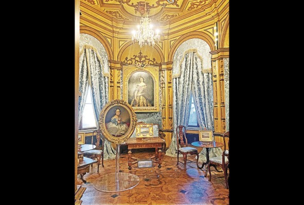 Ricos decorados en los aposentos de Carlota Ricos decorados en los aposentos de Carlota