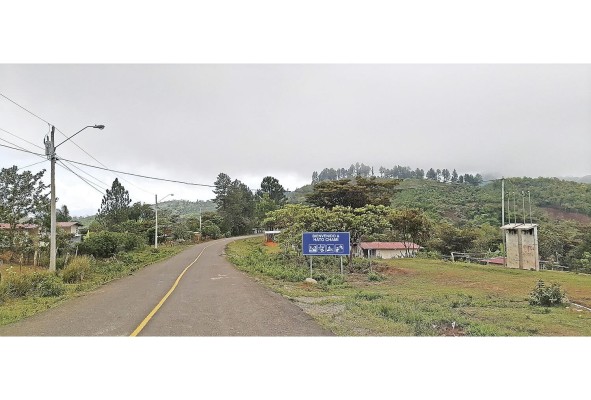 La comarca es un territorio de 6,968 km2, habitado por dos grupos indígenas, los Ngäbe y los Buglé. La comarca es un territorio de 6,968 km2, habitado por dos grupos indígenas, los Ngäbe y los Buglé.