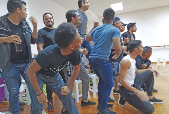 Actores durante el último ensayo general, antes de entrar al teatro. Actores durante el último ensayo general, antes de entrar al teatro.