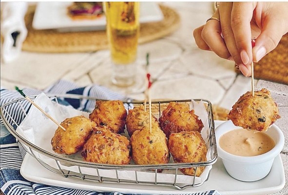 Los amantes de la gastronomía pueden visitar cualquiera de los restaurantes que hay en la isla. Los amantes de la gastronomía pueden visitar cualquiera de los restaurantes que hay en la isla.