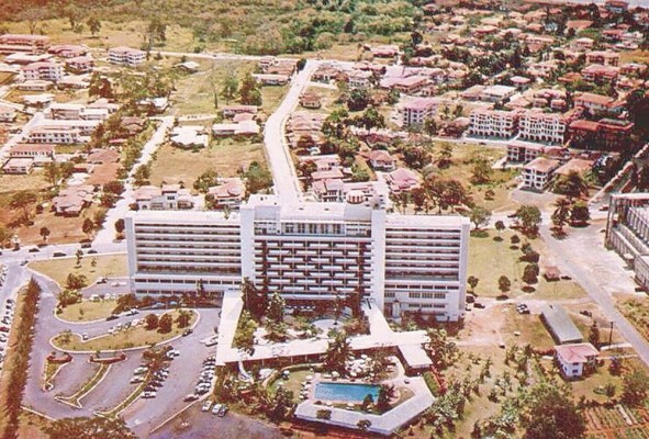 Hotel Panama Hilton, con la urbanización Campo Alegre al fondo. Postal fotográfica. Hotel Panama Hilton, con la urbanización Campo Alegre al fondo. Postal fotográfica.