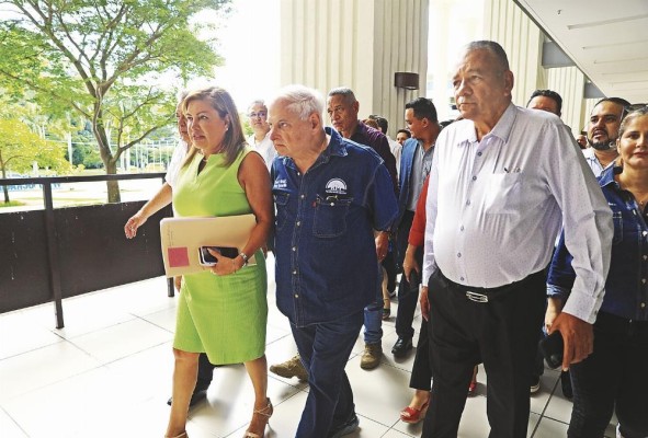 Miembros del partido Realizando Metas y del partido Alianza entregan los documentos que acreditan el acuerdo en el Tribunal Electoral. Miembros del partido Realizando Metas y del partido Alianza entregan los documentos que acreditan el acuerdo en el Tribunal Electoral.