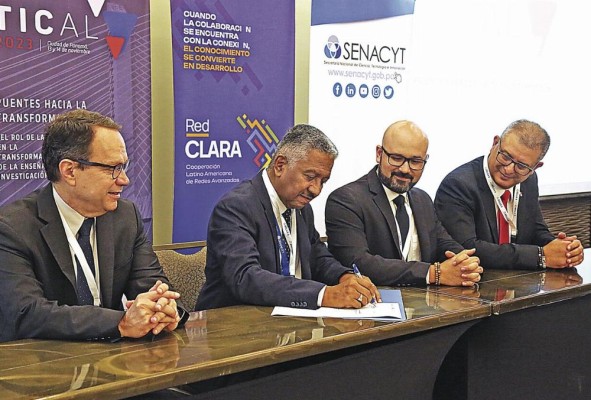 Firma de declaratoria por Luis Cadenas (RedClara), Eduardo Ortega Barría (Senacyt), Juan Pimento (Citec), Alfredo Remón (AIG). Firma de declaratoria por Luis Cadenas (RedClara), Eduardo Ortega Barría (Senacyt), Juan Pimento (Citec), Alfredo Remón (AIG).