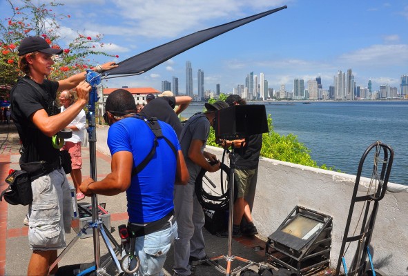 Equipo de filmación de Gordon Bijelonic en el Casco Viejo preparan de tomas de un filme acerca de la construcción del Canal. Equipo de filmación de Gordon Bijelonic en el Casco Viejo preparan de tomas de un filme acerca de la construcción del Canal.