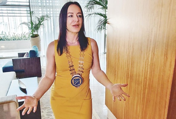 Skål International es una organización turística con más de 900 clubs a nivel mundial. Para su presidenta, uno de los mayores retos del sector es asumir la adaptabilidad como una necesidad, ante las demandas de las nuevas tecnologías y los perfiles de los viajeros que desean acumular nuevas experiencias. Skål International es una organización turística con más de 900 clubs a nivel mundial. Para su presidenta, uno de los mayores retos del sector es asumir la adaptabilidad como una necesidad, ante las demandas de las nuevas tecnologías y los perfiles de los viajeros que desean acumular nuevas experiencias.