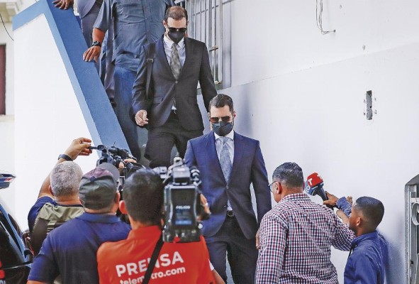 Los hermanos Ricardo Alberto y Luis Enrique Martinelli Linares acudieron a la sede del Parlacen en Panamá. Los hermanos Ricardo Alberto y Luis Enrique Martinelli Linares acudieron a la sede del Parlacen en Panamá.