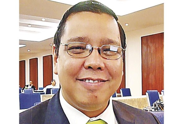 Félix Wing. Abogado Licenciado especialista en derecho internacional y ambiental. Fue secretario general del Ministerio de Ambiente y director del Centro de Incidencia Ambiental. Félix Wing. Abogado Licenciado especialista en derecho internacional y ambiental. Fue secretario general del Ministerio de Ambiente y director del Centro de Incidencia Ambiental.