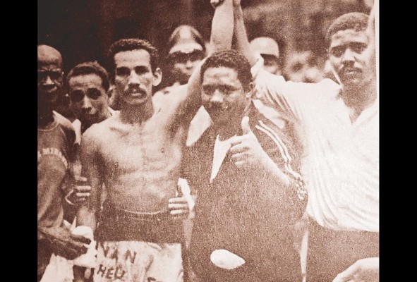 Carlos Berrocal tuvo un poco más de siete años como oficial del boxeo local, antes de que fuera considerado para su primer pleito de título mundial en 1976. Carlos Berrocal tuvo un poco más de siete años como oficial del boxeo local, antes de que fuera considerado para su primer pleito de título mundial en 1976.